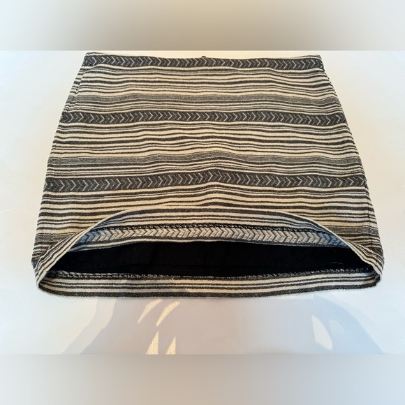 Gap size 4 grey white striped lined mini skirt with arrow design 100% cotton - Picture 3 of 6